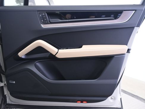Certified 2025 Porsche Cayenne AWD/4WD image 20