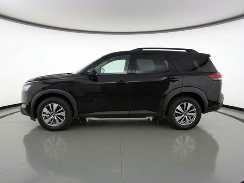Used 2025 Nissan Pathfinder SV image 4