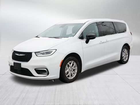 Used 2024 Chrysler Pacifica Touring-L image 3