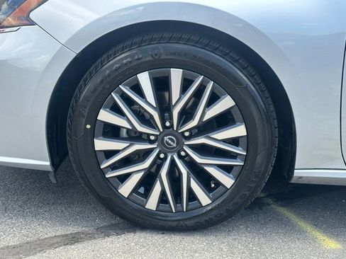 Used 2024 Nissan Altima 2.5 SV FWD image 13