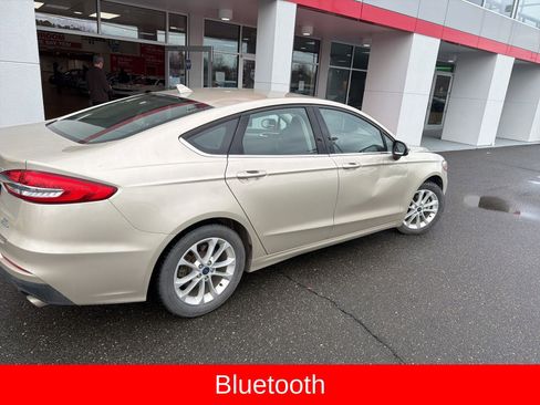 Used 2019 Ford Fusion SE image 2