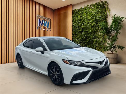 Used 2021 Toyota Camry SE w/ Cold Weather Package AWD/4WD image 1