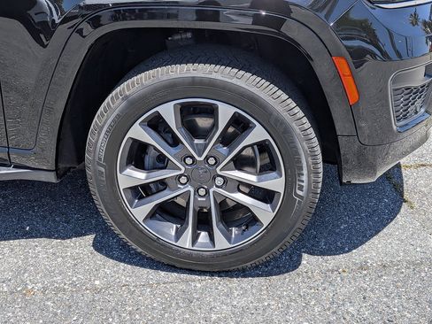 Used 2021 Jeep Grand Cherokee L Overland w/ Luxury Tech Group IV AWD/4WD image 22
