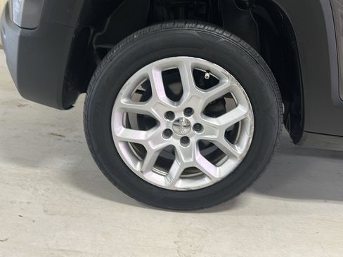 Used 2017 Jeep Renegade Latitude w/ Popular Equipment Group AWD/4WD image 31
