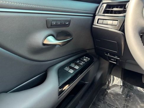 Used 2025 Lexus ES 300h w/ Premium Package FWD image 32