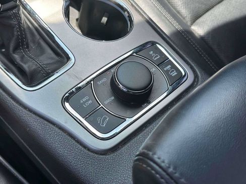 Used 2020 Jeep Grand Cherokee Overland AWD/4WD image 31