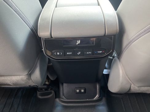 Used 2020 Toyota Highlander XLE AWD/4WD image 11