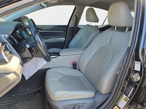 Used 2019 Toyota Camry SE FWD image 5