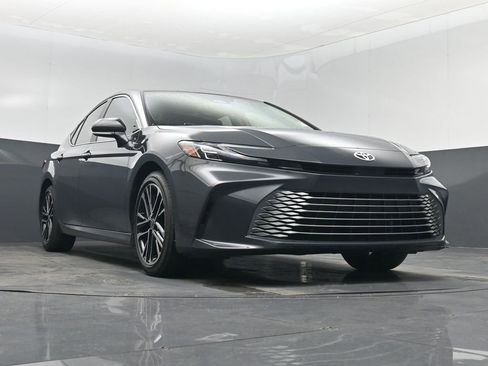 Used 2025 Toyota Camry XLE image 43