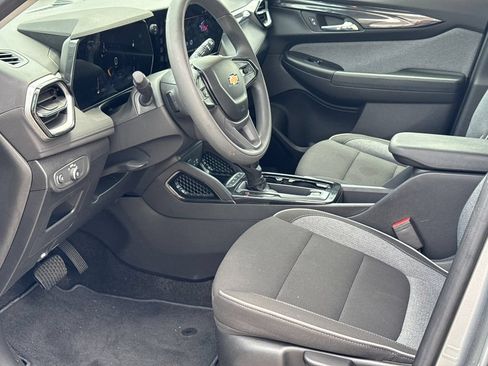 Used 2024 Chevrolet TrailBlazer LS w/ LS Confidence Package FWD image 11