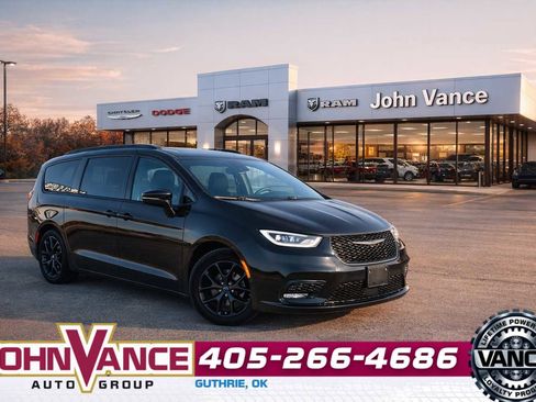 Used 2025 Chrysler Pacifica Limited image 1