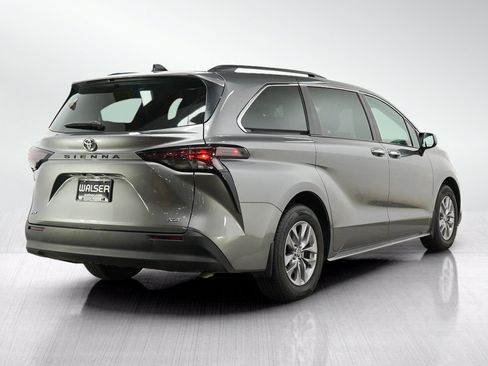 Used 2026 Toyota Sienna XLE FWD image 5