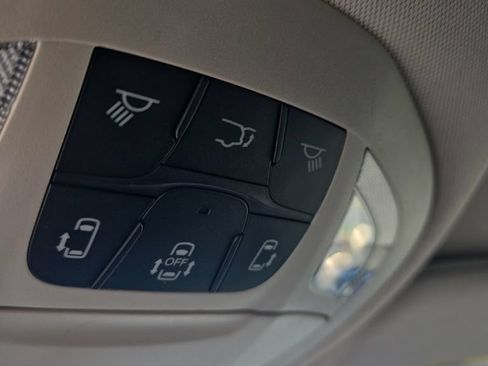 Used 2023 Chrysler Pacifica Touring-L FWD image 20