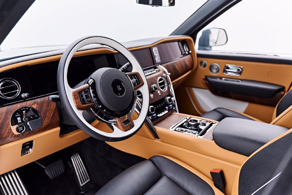 Used 2025 Rolls-Royce Cullinan AWD/4WD image 2