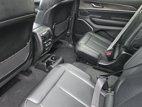 Used 2022 Jeep Grand Cherokee L Limited w/ Luxury Tech Group II image 11