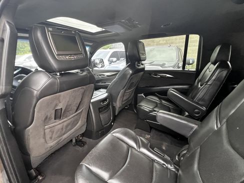 Used 2019 Cadillac Escalade ESV Platinum RWD image 17