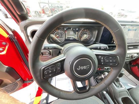 Used 2024 Jeep Gladiator Sport AWD/4WD image 11