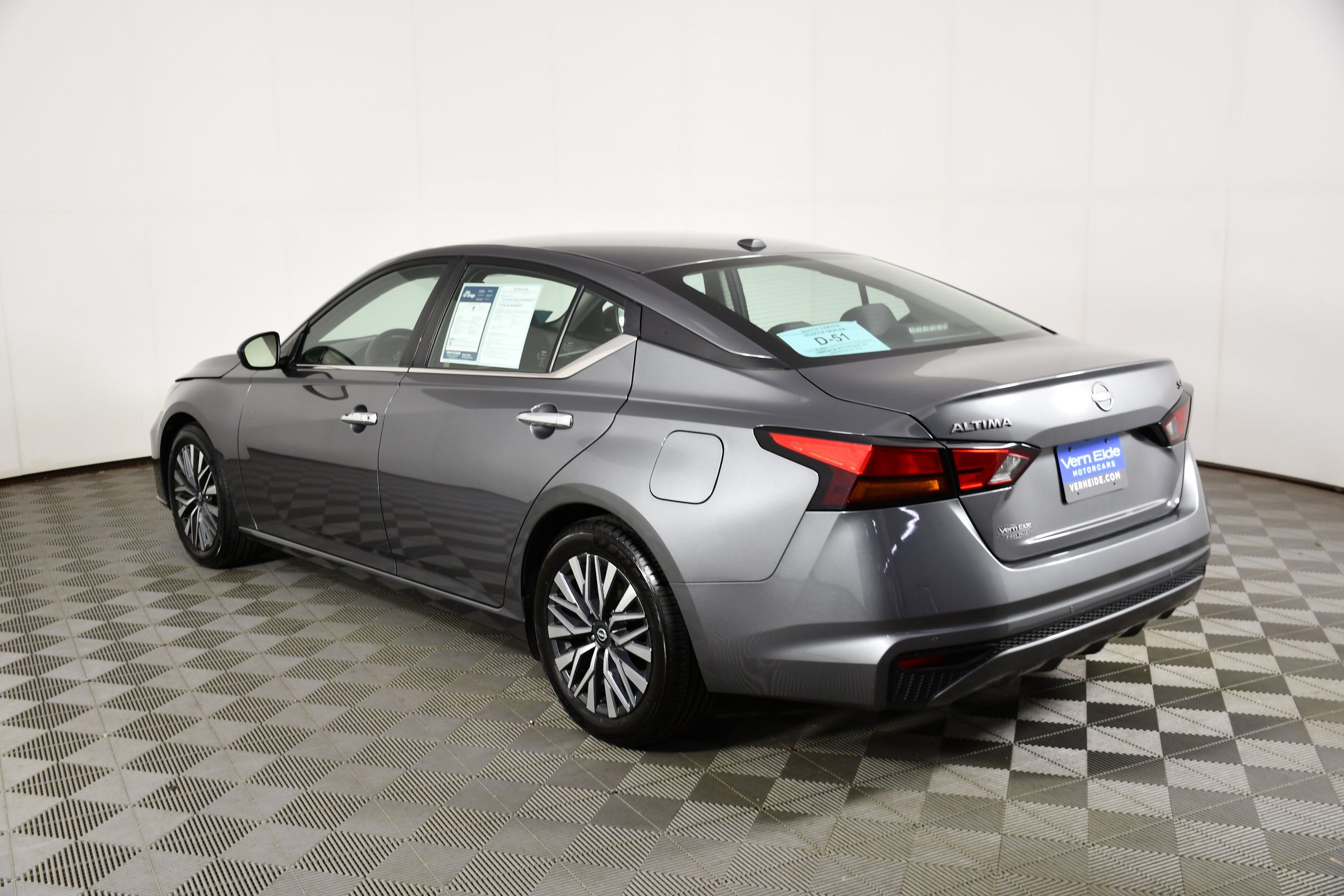 Used 2024 Nissan Altima 2.5 SV FWD image 8
