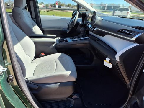 Certified 2025 Toyota Sienna LE image 19