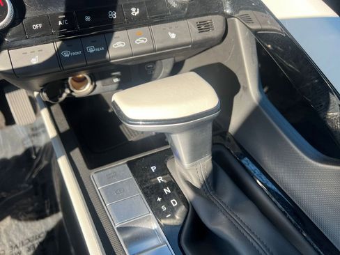 Used 2025 Hyundai Elantra Limited image 42