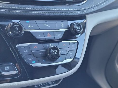 Used 2023 Chrysler Pacifica Touring-L FWD image 11