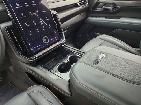 Used 2025 GMC Yukon XL AT4 image 11