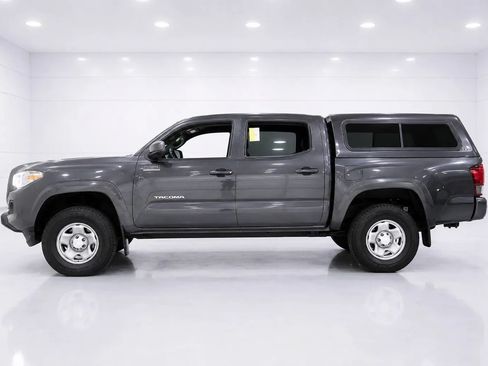 Used 2017 Toyota Tacoma SR AWD/4WD image 2