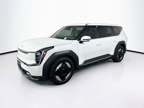 Used 2024 Kia EV9 Light RWD image 3