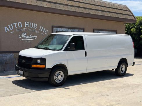 Used 2017 Chevrolet Express 3500 Extended RWD image 1