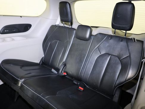 Used 2019 Chrysler Pacifica Limited image 12