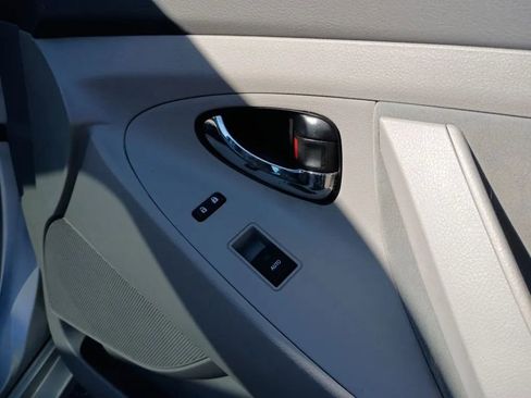 Used 2011 Toyota Camry XLE image 19