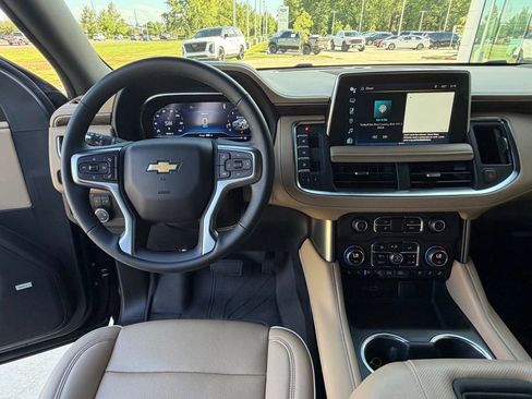 Used 2023 Chevrolet Suburban Premier AWD/4WD image 19