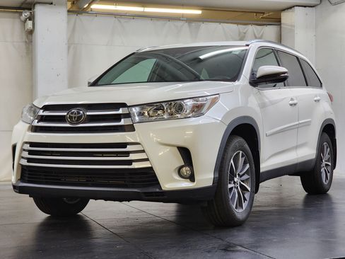 Used 2019 Toyota Highlander XLE AWD/4WD image 10