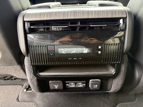 Certified 2024 Jeep Wagoneer Series II w/ Flexible Seating Group AWD/4WD image 15