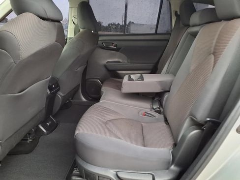 Used 2022 Toyota Highlander L FWD image 16