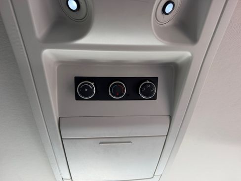 Used 2010 Chrysler Town & Country Touring FWD image 33