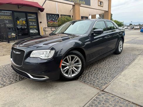 Used 2017 Chrysler 300 Limited image 1