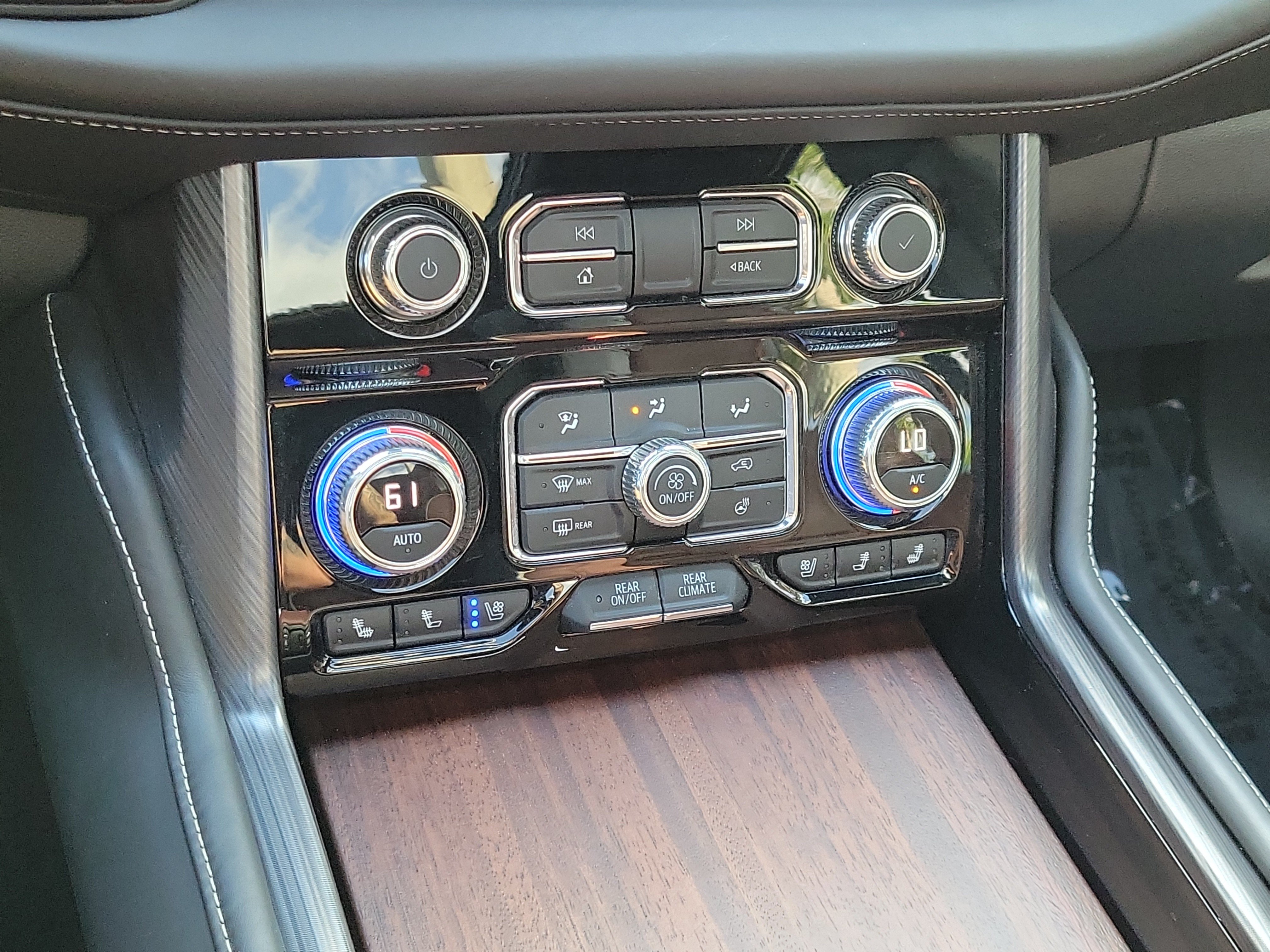 Used 2024 GMC Yukon Denali Ultimate AWD/4WD image 29