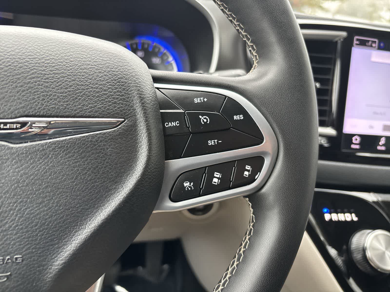 Used 2023 Chrysler Pacifica Touring-L FWD image 14