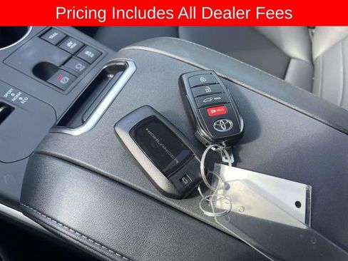 Used 2026 Toyota Highlander XLE AWD/4WD image 38