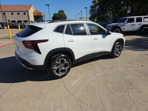 Used 2025 Chevrolet Trax LT w/ LT Convenience Package FWD image 7