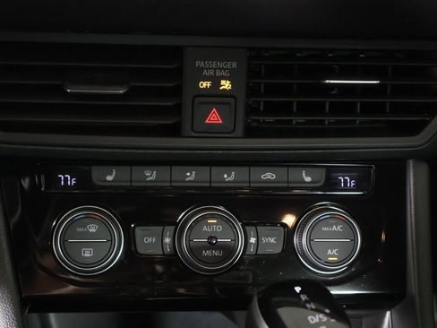 Certified 2023 Volkswagen Jetta SE w/ Panoramic Sunroof Package image 39