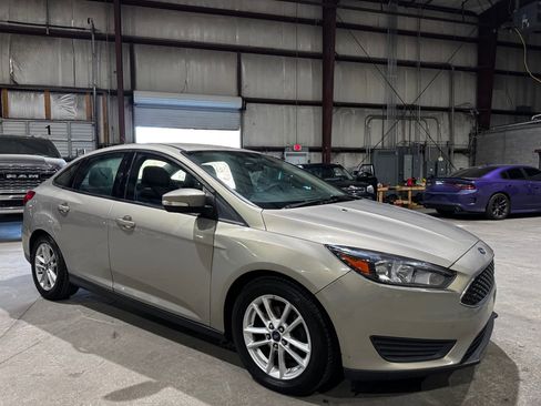 Used 2016 Ford Focus SE image 2