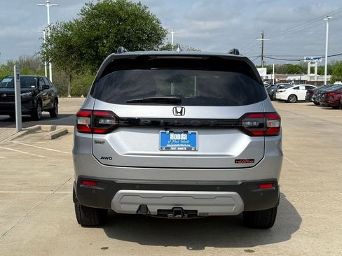 Used 2025 Honda Pilot TrailSport image 4