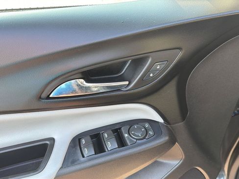 Used 2019 Chevrolet Equinox LS w/ LS Convenience Package FWD image 13