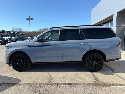 Used 2025 Lincoln Navigator Reserve w/ Jet Appearance Package image 4