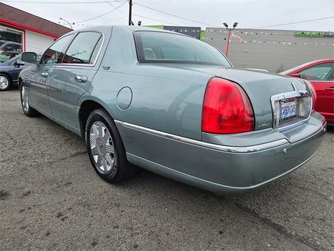 Used 2005 Lincoln Town Car Signature Limited image 5