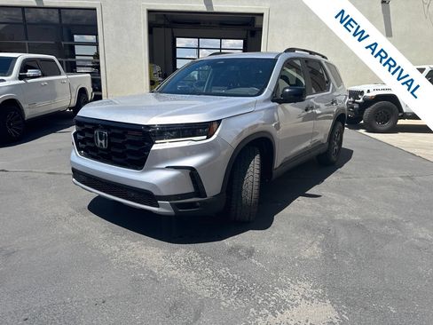 Used 2025 Honda Pilot TrailSport image 3