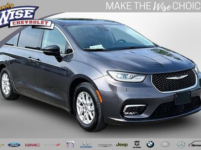 Used 2023 Chrysler Pacifica Touring-L
