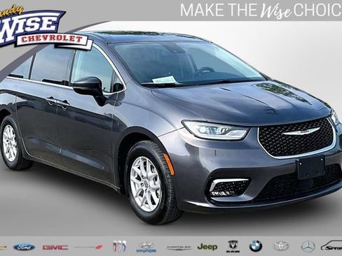 Used 2023 Chrysler Pacifica Touring-L FWD image 1